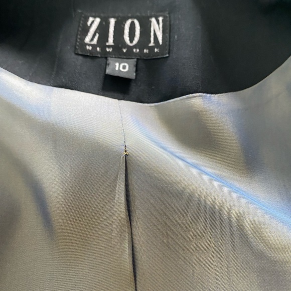 Not just any blazer! This is a super sexy🔥🔥🔥 zip up blazer. Sz 10 - Picture 4 of 4